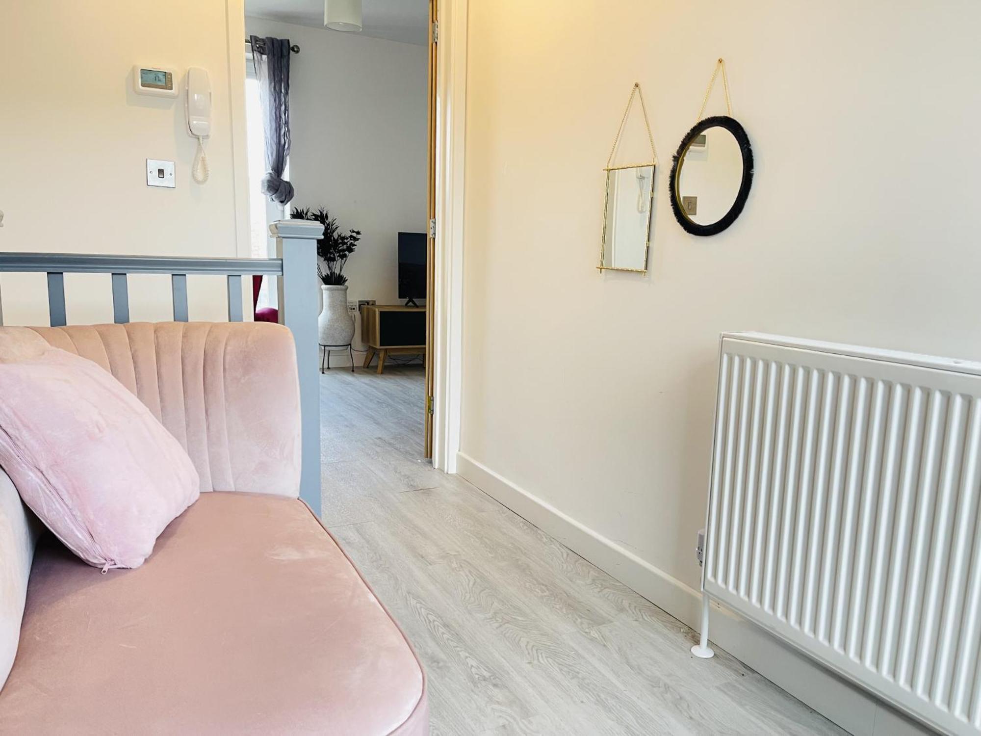 Spacious 4 Bedroom, Wi-fi, 2 Gardens, Sleeps 8 - Amethyst Cambridge (Cambridgeshire)