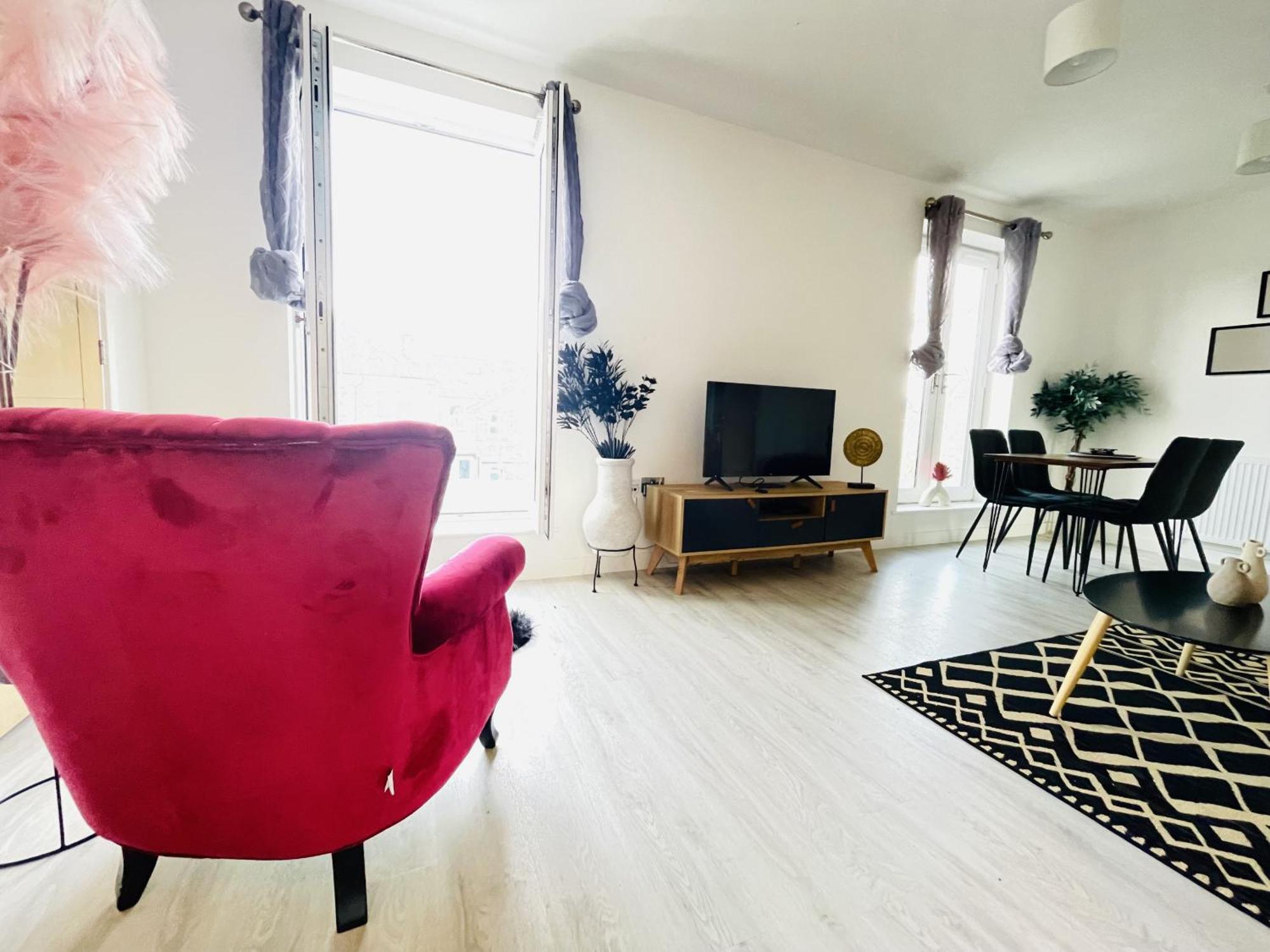 Spacious 4 Bedroom, Wi-fi, 2 Gardens, Sleeps 8 - Amethyst *