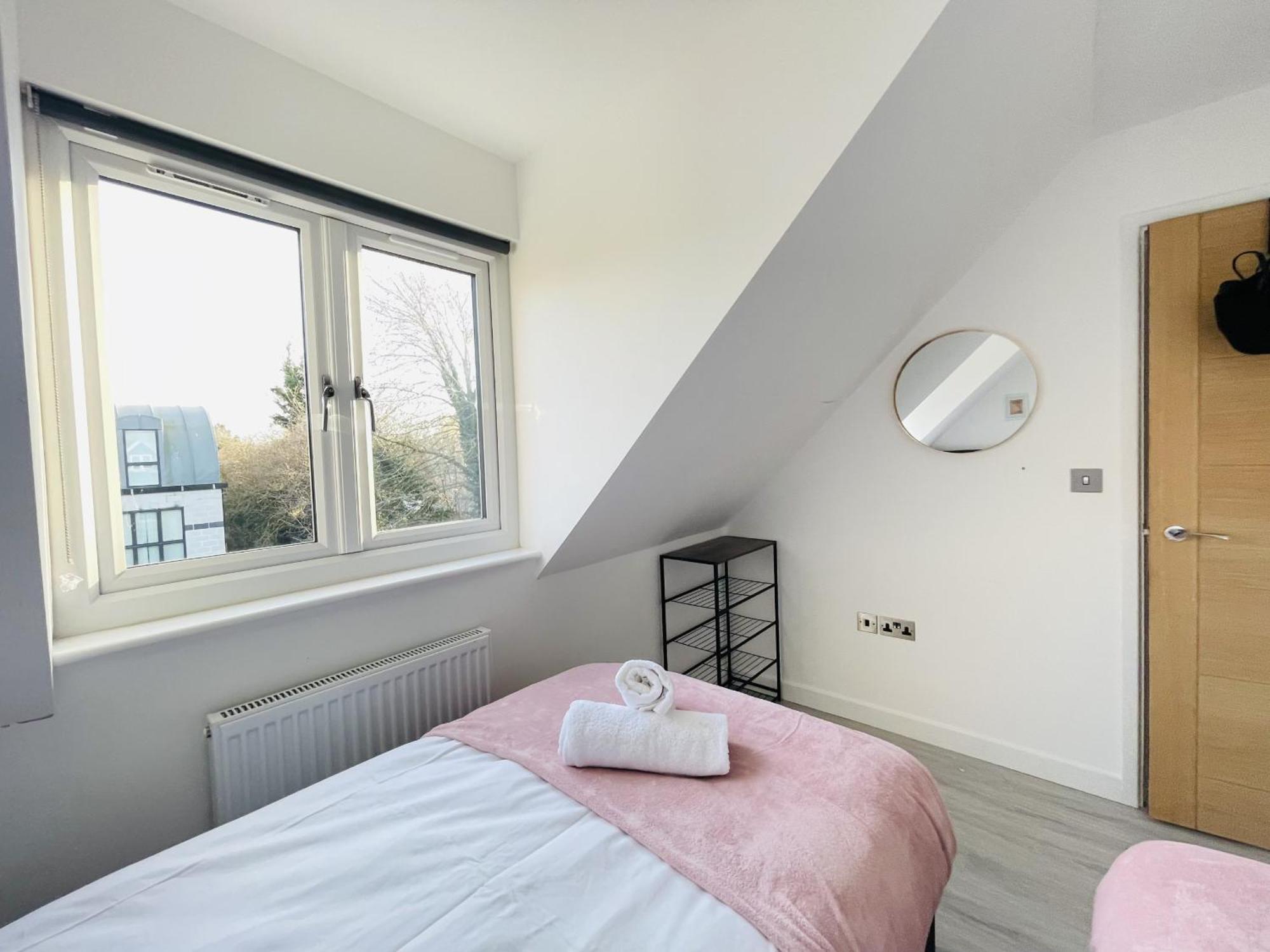 Holiday home Spacious 4 Bedroom, Wi-fi, 2 Gardens, Sleeps 8 - Amethyst Cambridge (Cambridgeshire)