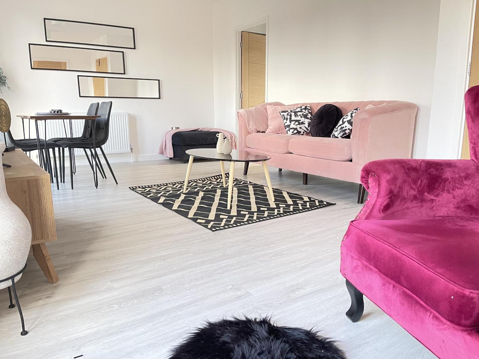 Spacious 4 Bedroom, Wi-fi, 2 Gardens, Sleeps 8 - Amethyst Holiday home *