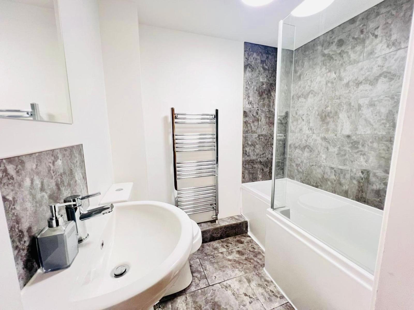 Spacious 4 Bedroom, Wi-fi, 2 Gardens, Sleeps 8 - Amethyst *