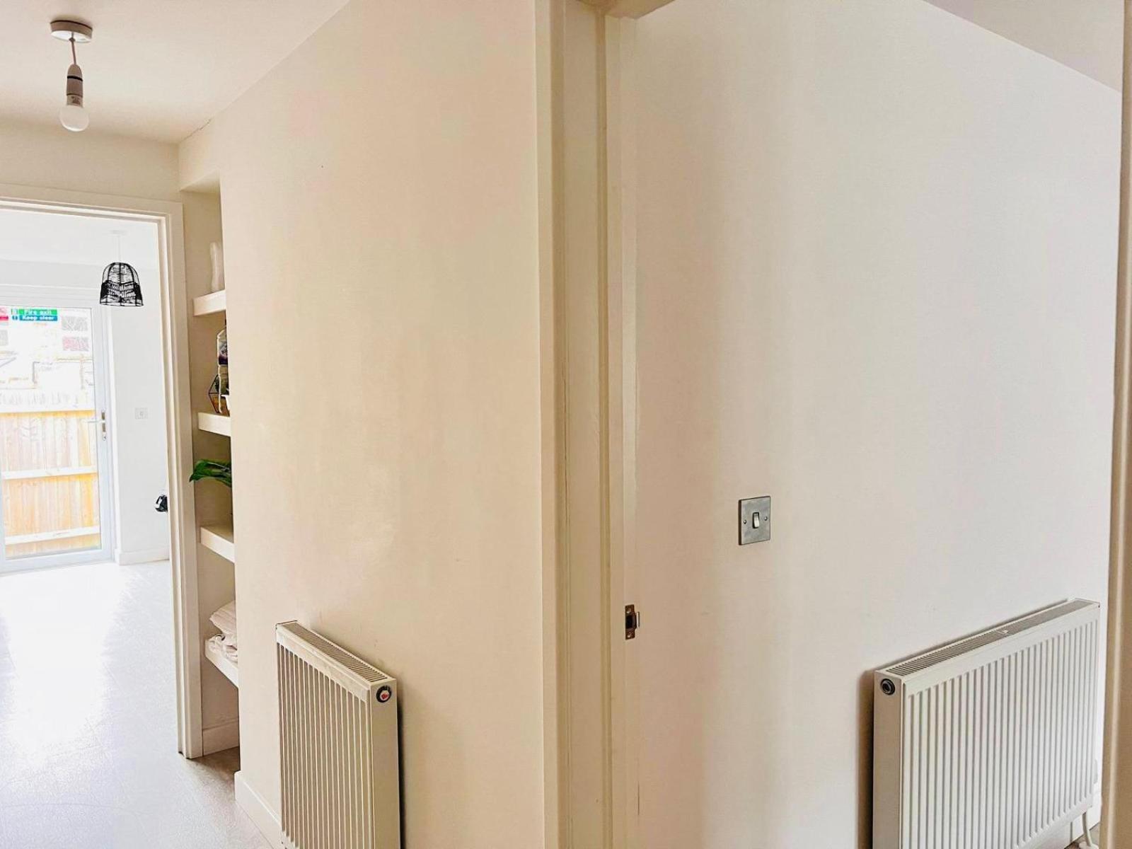 Spacious 4 Bedroom, Wi-fi, 2 Gardens, Sleeps 8 - Amethyst Holiday home *