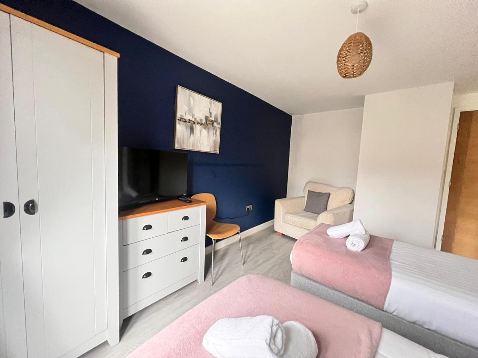 Spacious 4 Bedroom, Wi-fi, 2 Gardens, Sleeps 8 - Amethyst Holiday home *