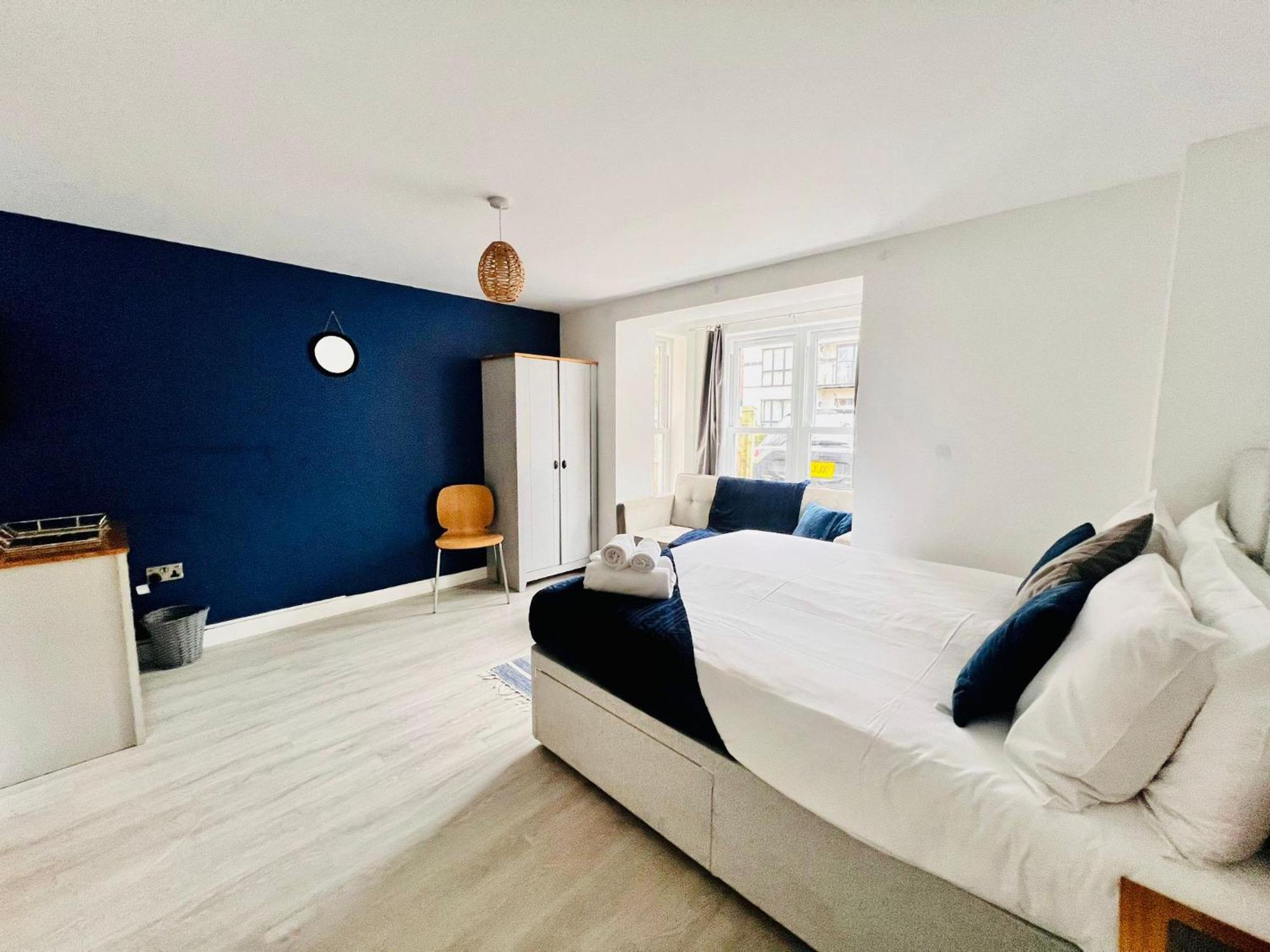 Spacious 4 Bedroom, Wi-fi, 2 Gardens, Sleeps 8 - Amethyst
