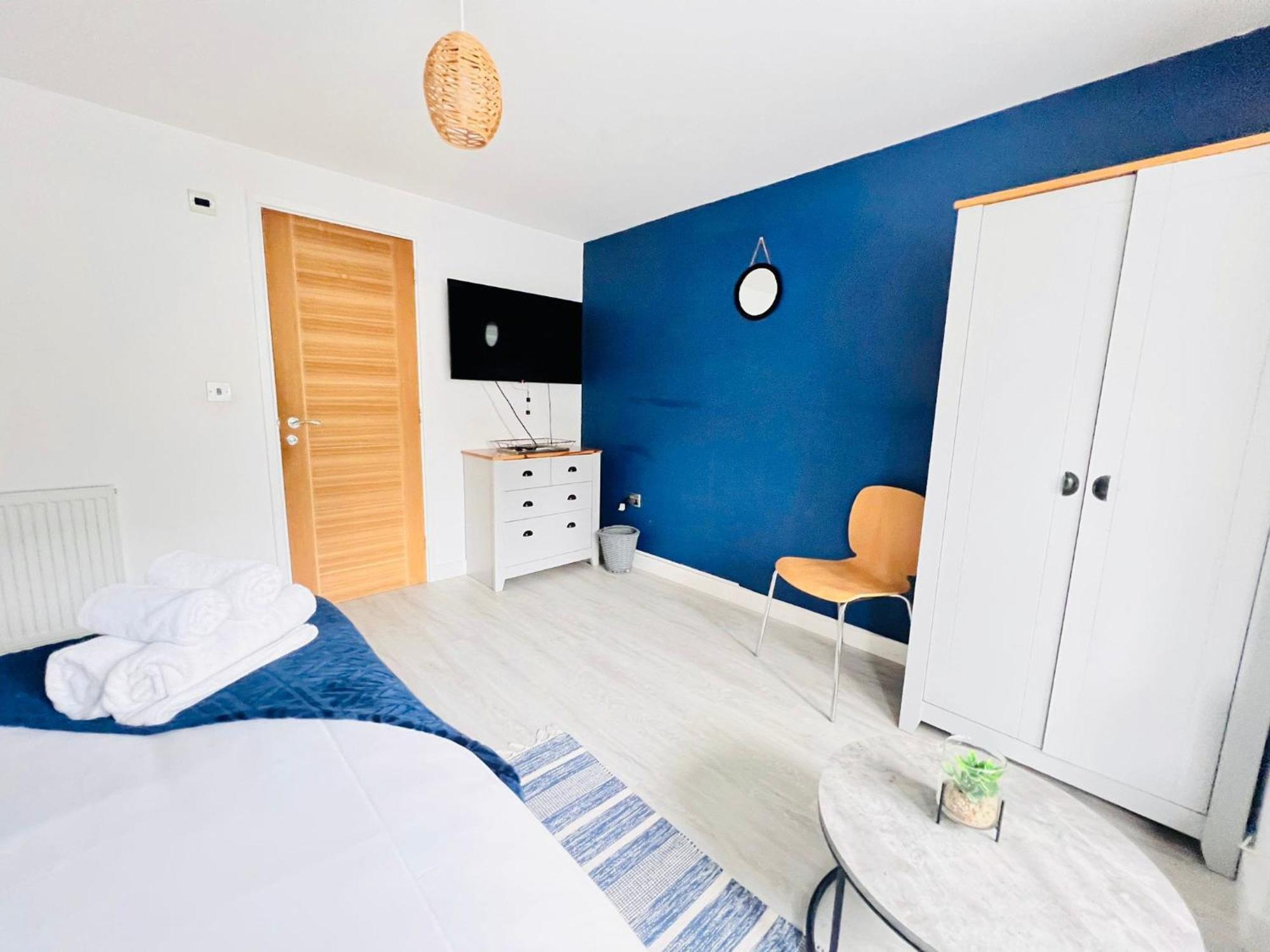 Spacious 4 Bedroom, Wi-fi, 2 Gardens, Sleeps 8 - Amethyst *