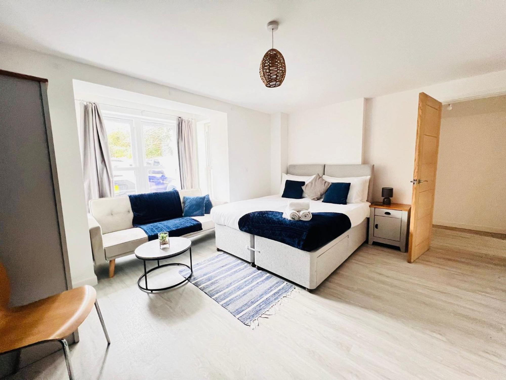 Spacious 4 Bedroom, Wi-fi, 2 Gardens, Sleeps 8 - Amethyst * Cambridge (Cambridgeshire)