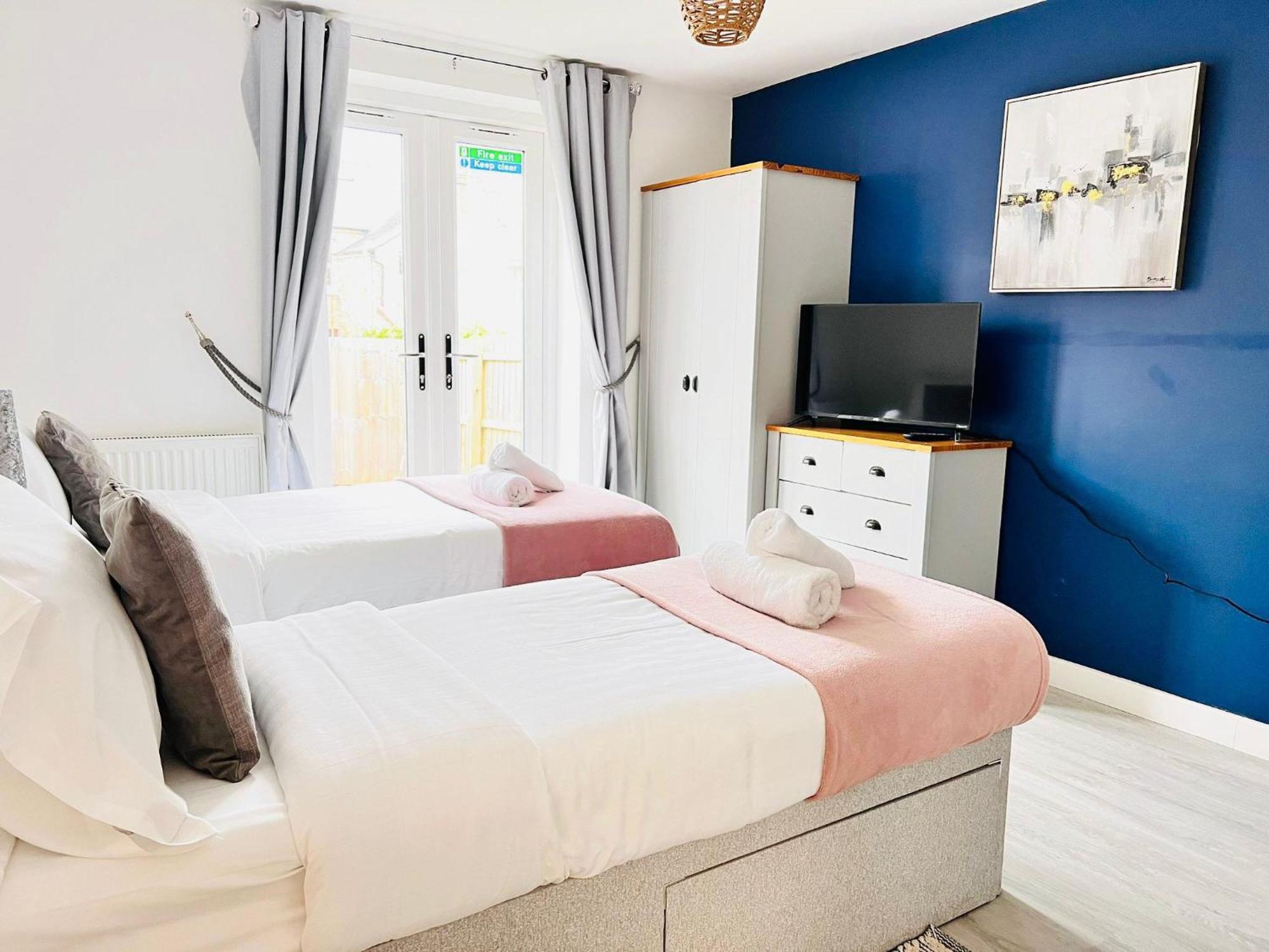 Spacious 4 Bedroom, Wi-fi, 2 Gardens, Sleeps 8 - Amethyst *