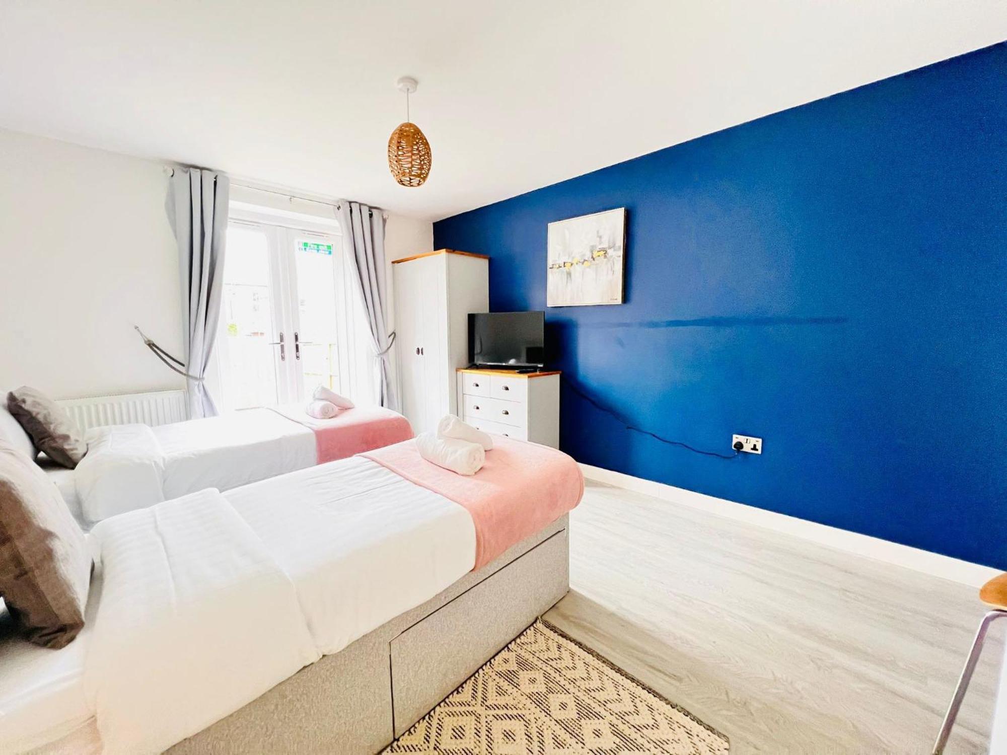 Spacious 4 Bedroom, Wi-fi, 2 Gardens, Sleeps 8 - Amethyst Holiday home *