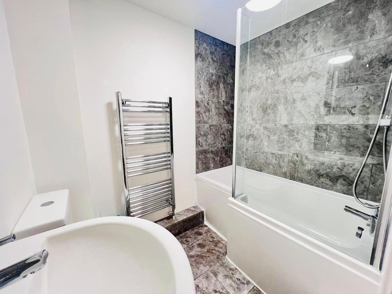Holiday home Spacious 4 Bedroom, Wi-fi, 2 Gardens, Sleeps 8 - Amethyst Cambridge (Cambridgeshire)