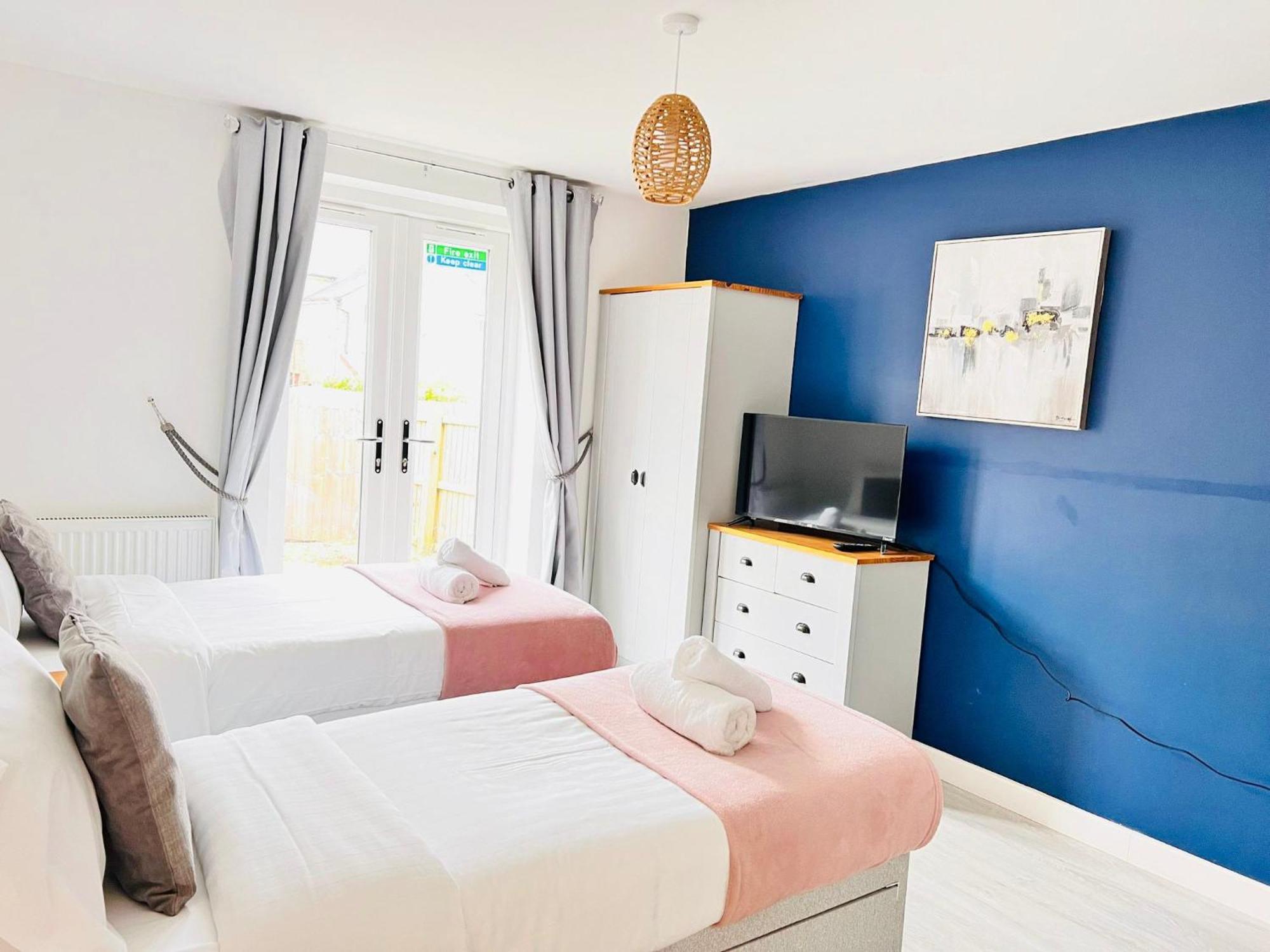 Spacious 4 Bedroom, Wi-fi, 2 Gardens, Sleeps 8 - Amethyst * Cambridge (Cambridgeshire)