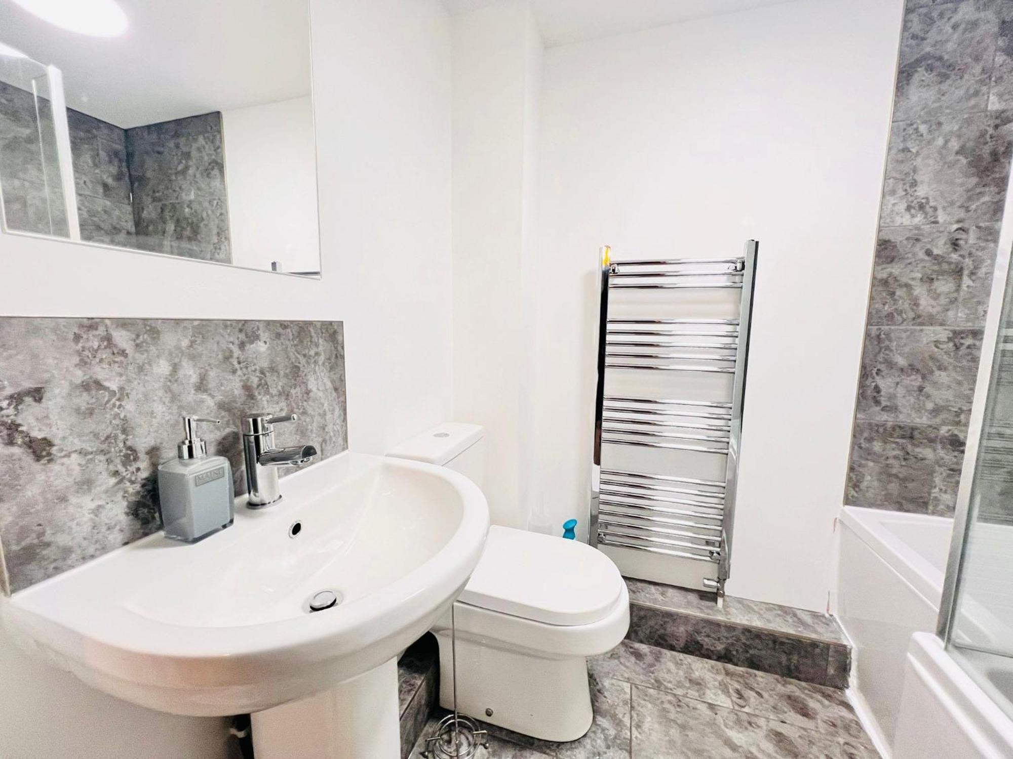 Spacious 4 Bedroom, Wi-fi, 2 Gardens, Sleeps 8 - Amethyst Cambridge (Cambridgeshire)