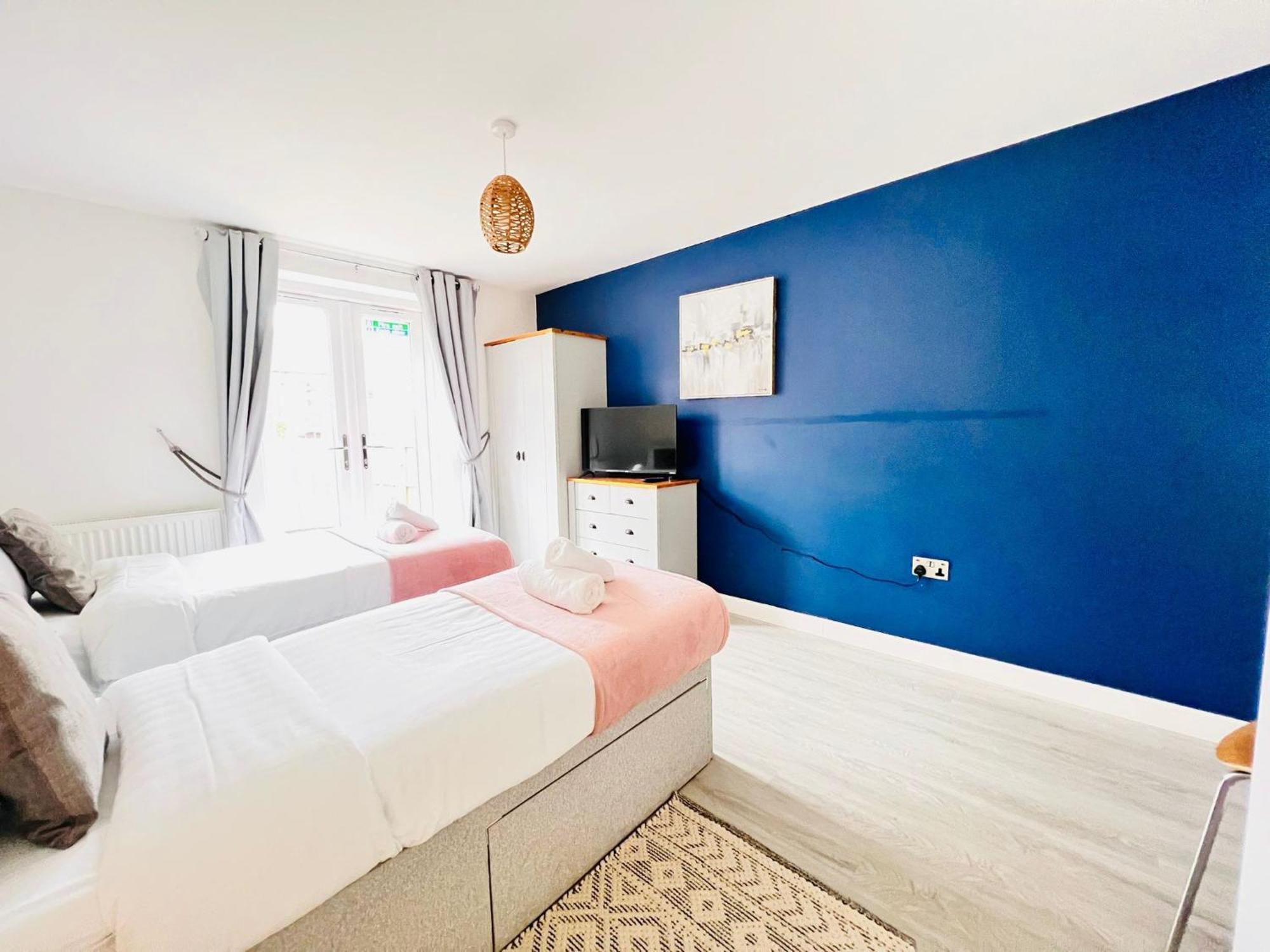 Holiday home Spacious 4 Bedroom, Wi-fi, 2 Gardens, Sleeps 8 - Amethyst *