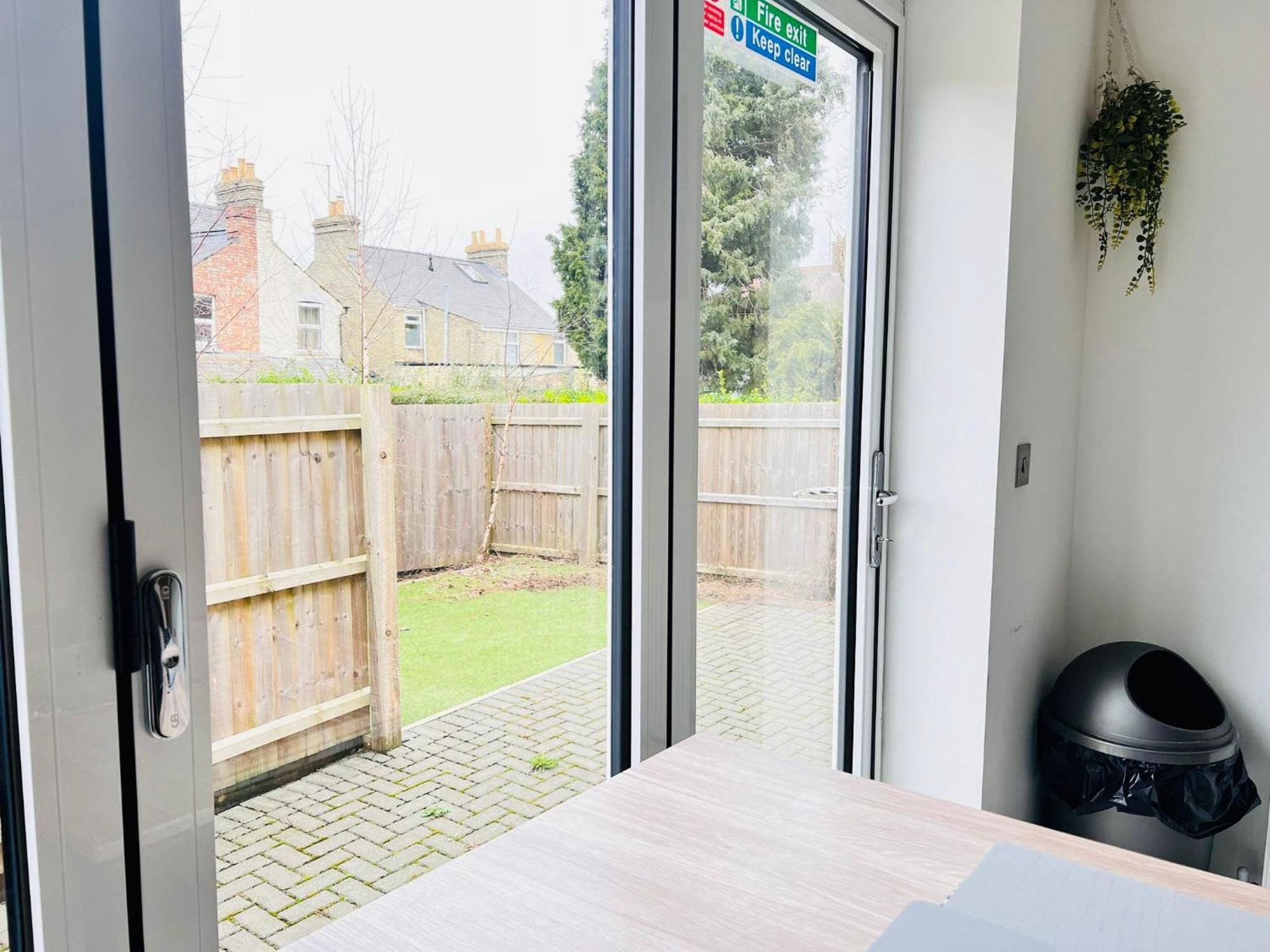 Spacious 4 Bedroom, Wi-fi, 2 Gardens, Sleeps 8 - Amethyst *
