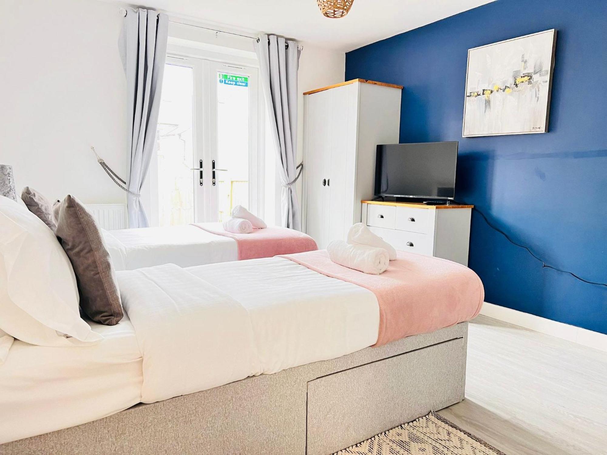 Spacious 4 Bedroom, Wi-fi, 2 Gardens, Sleeps 8 - Amethyst * Cambridge (Cambridgeshire)