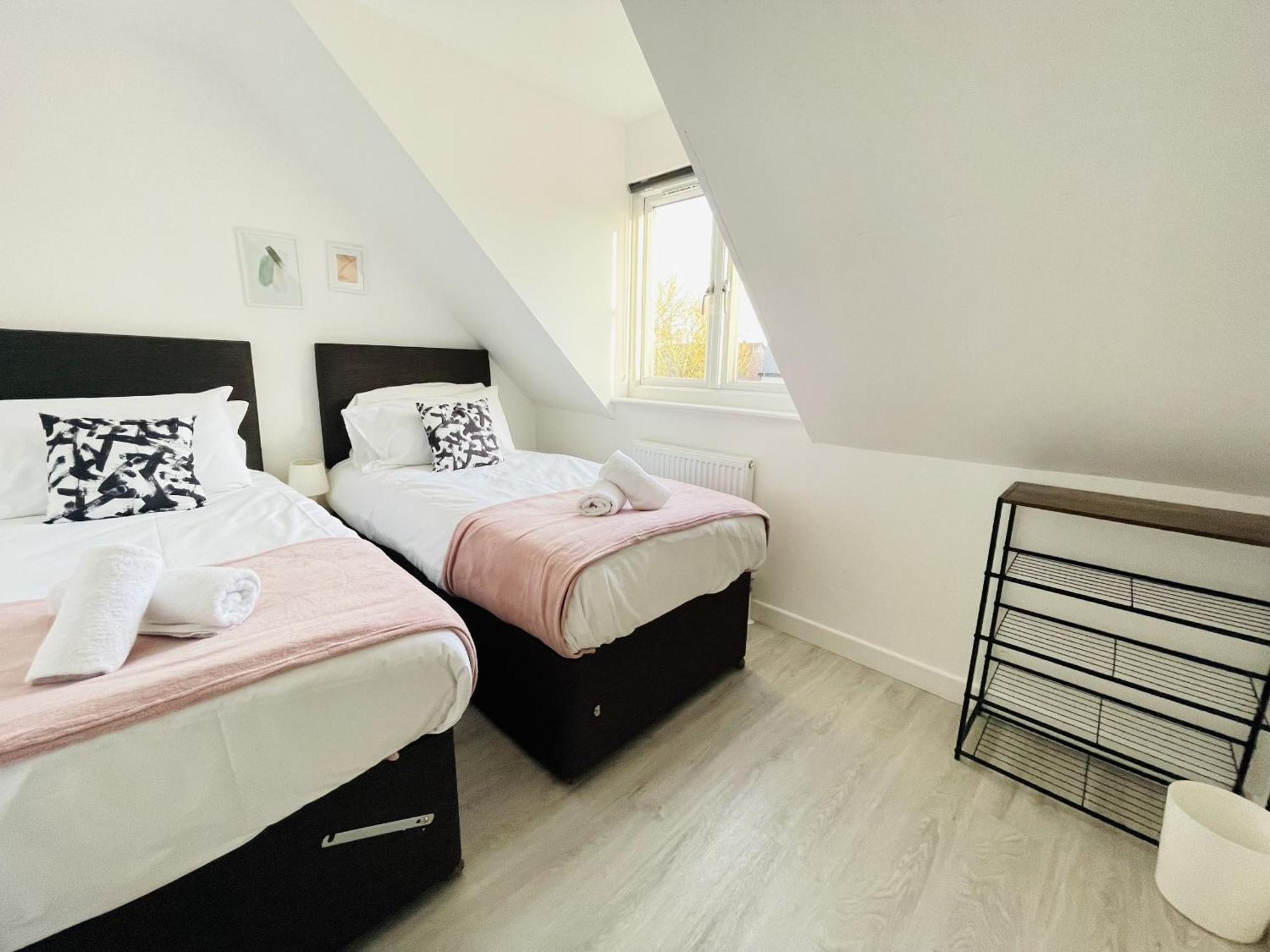 Spacious 4 Bedroom, Wi-fi, 2 Gardens, Sleeps 8 - Amethyst Holiday home