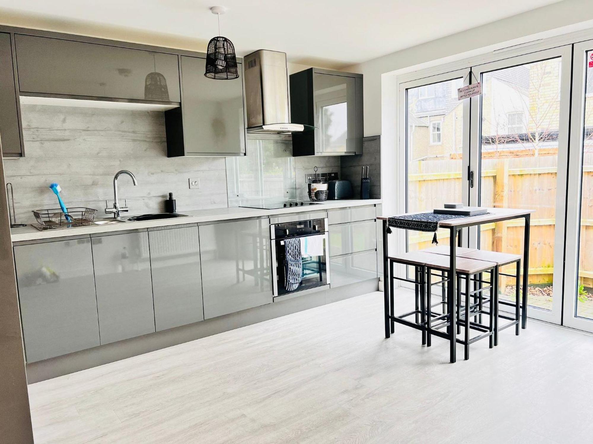Spacious 4 Bedroom, Wi-fi, 2 Gardens, Sleeps 8 - Amethyst *