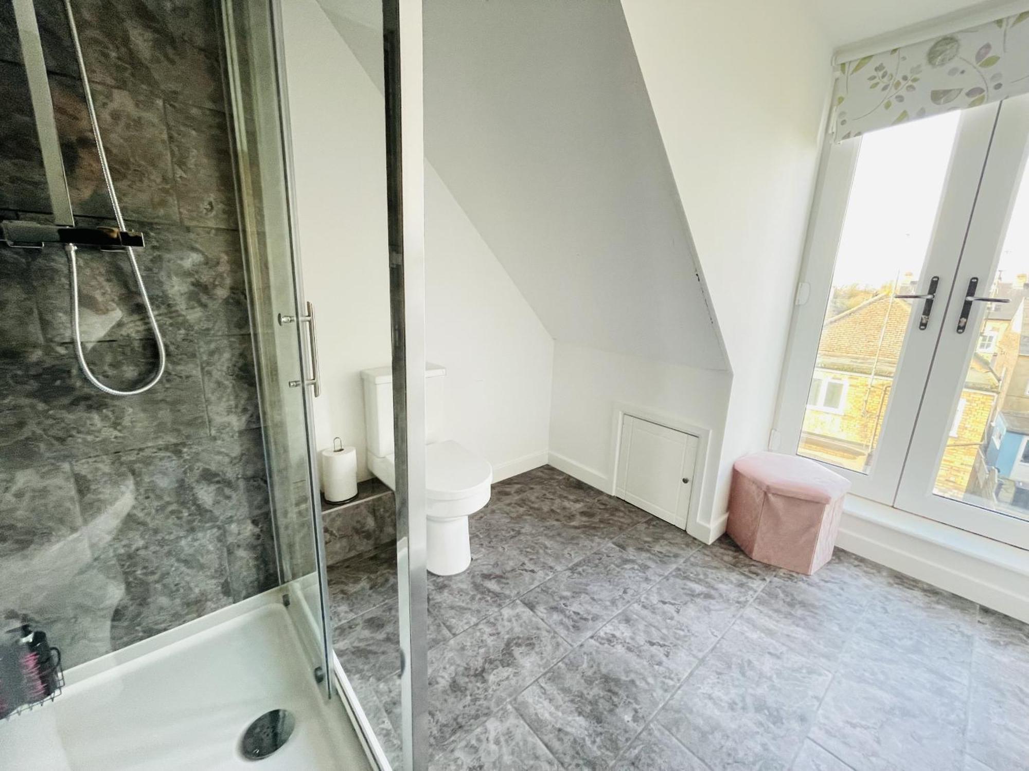 Spacious 4 Bedroom, Wi-fi, 2 Gardens, Sleeps 8 - Amethyst