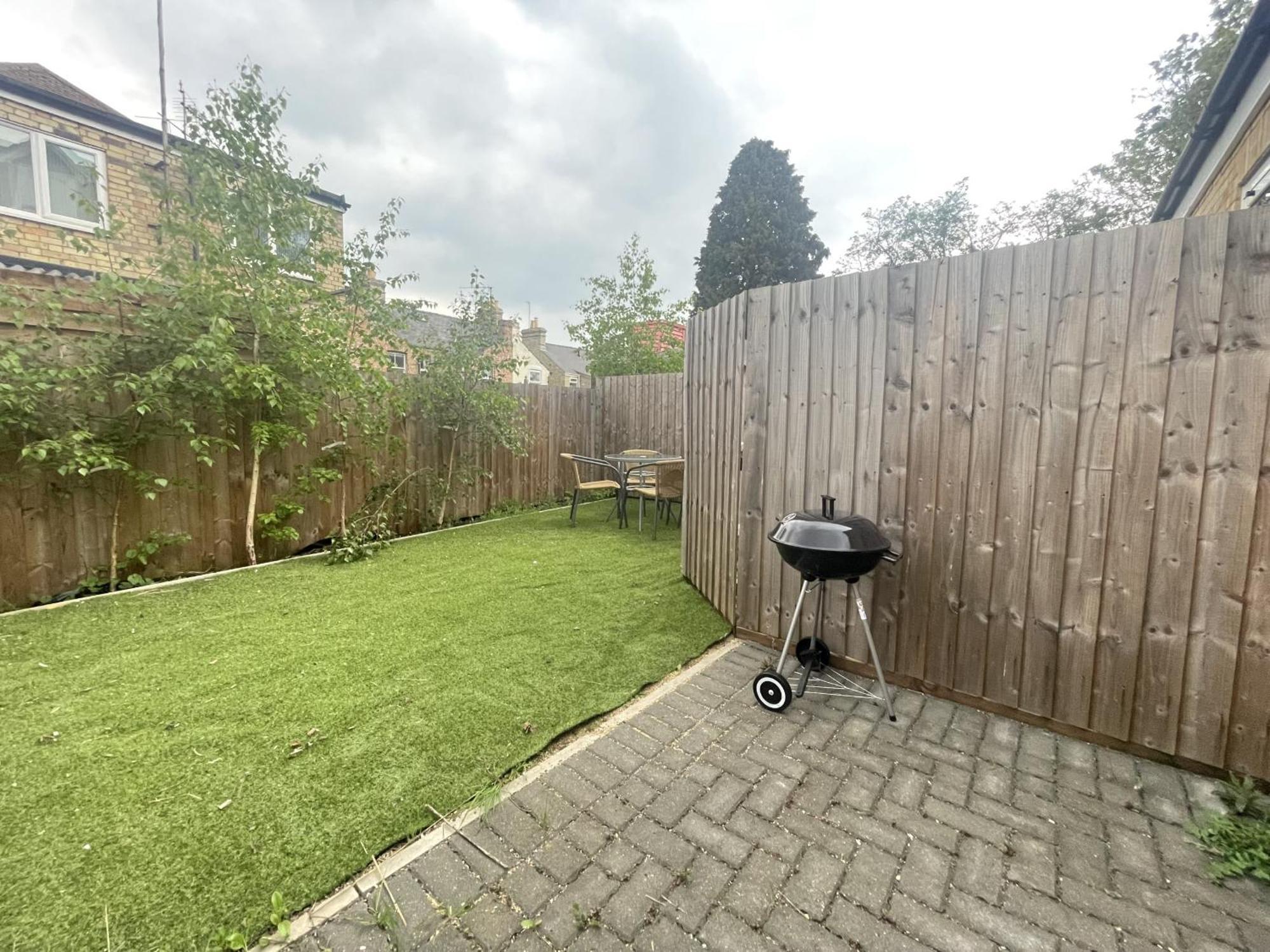 Spacious 4 Bedroom, Wi-fi, 2 Gardens, Sleeps 8 - Amethyst Holiday home *