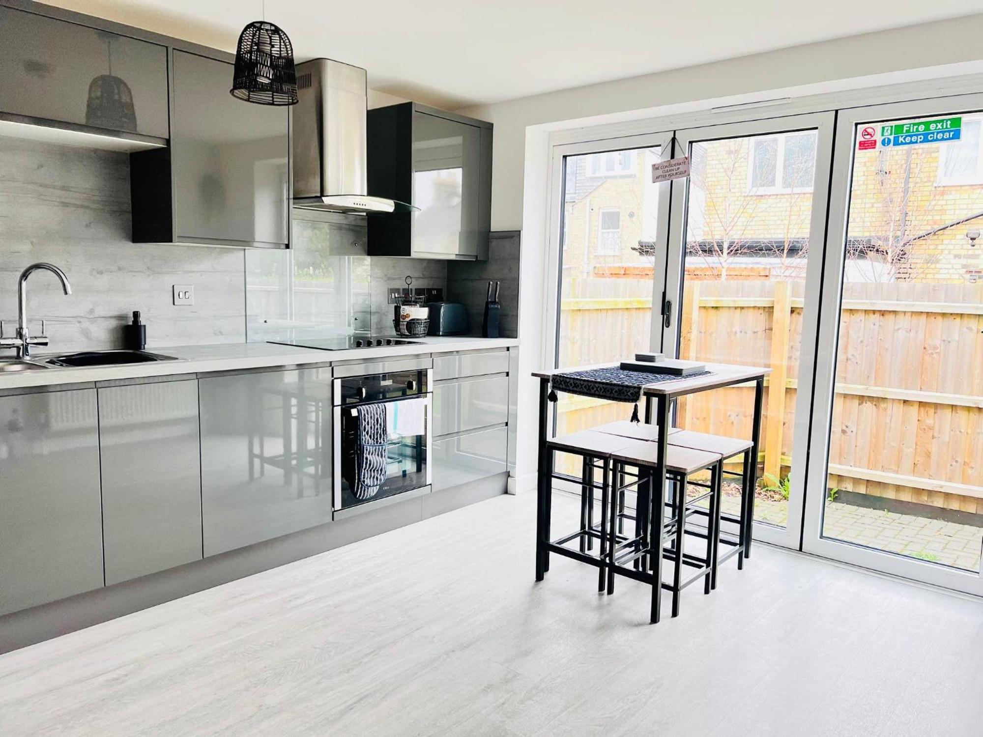 Spacious 4 Bedroom, Wi-fi, 2 Gardens, Sleeps 8 - Amethyst *