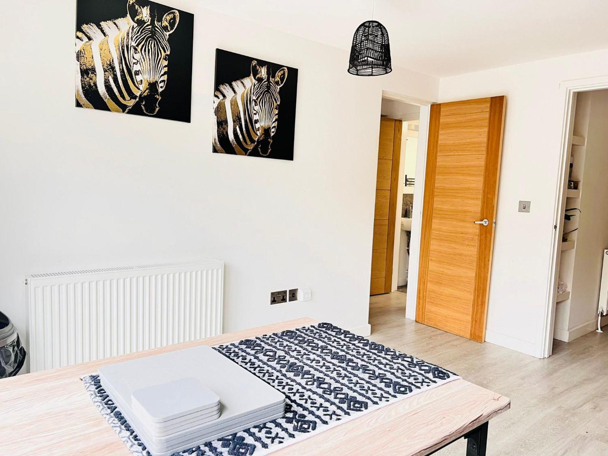 Spacious 4 Bedroom, Wi-fi, 2 Gardens, Sleeps 8 - Amethyst