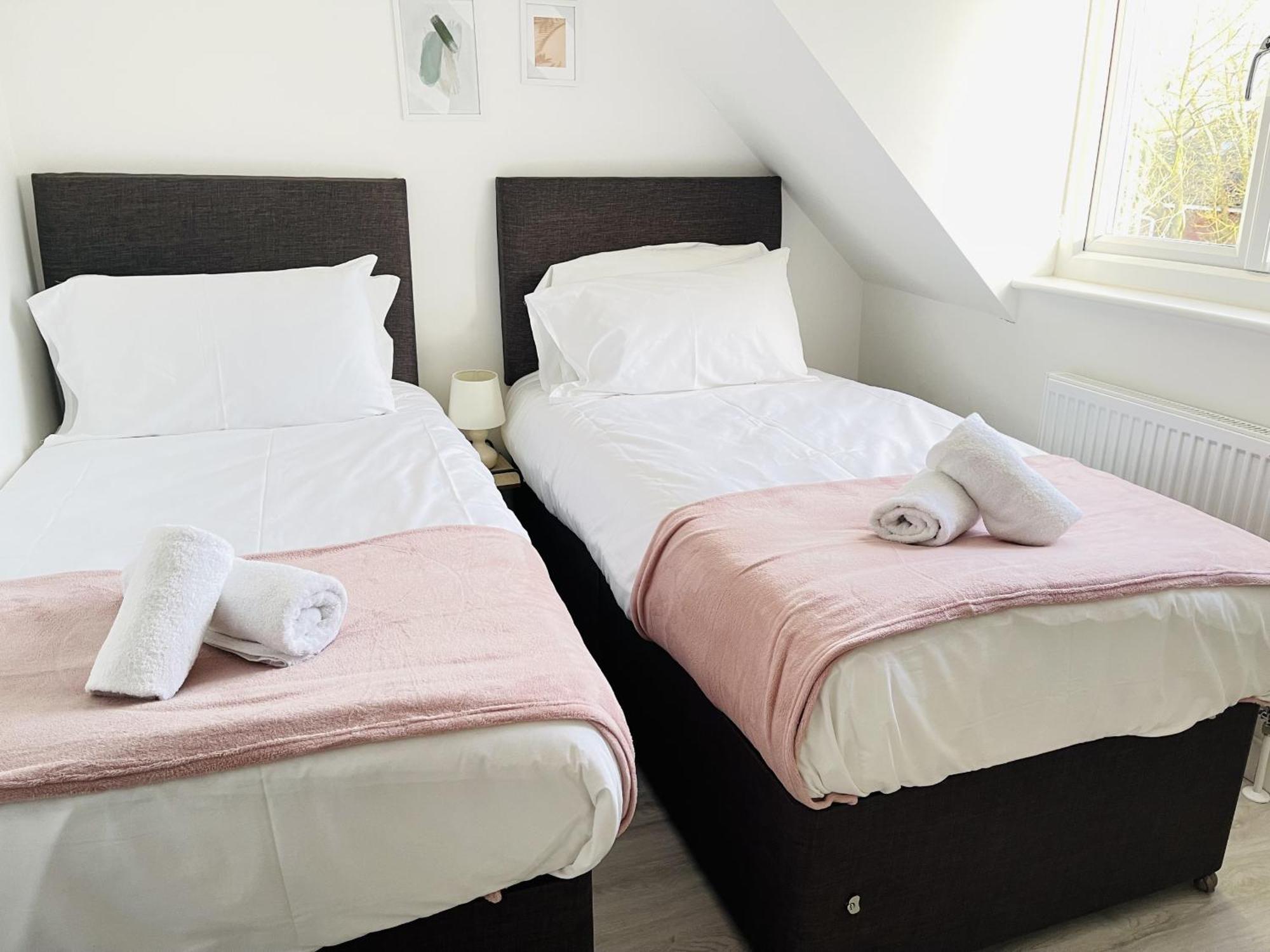 Holiday home Spacious 4 Bedroom, Wi-fi, 2 Gardens, Sleeps 8 - Amethyst Cambridge (Cambridgeshire)