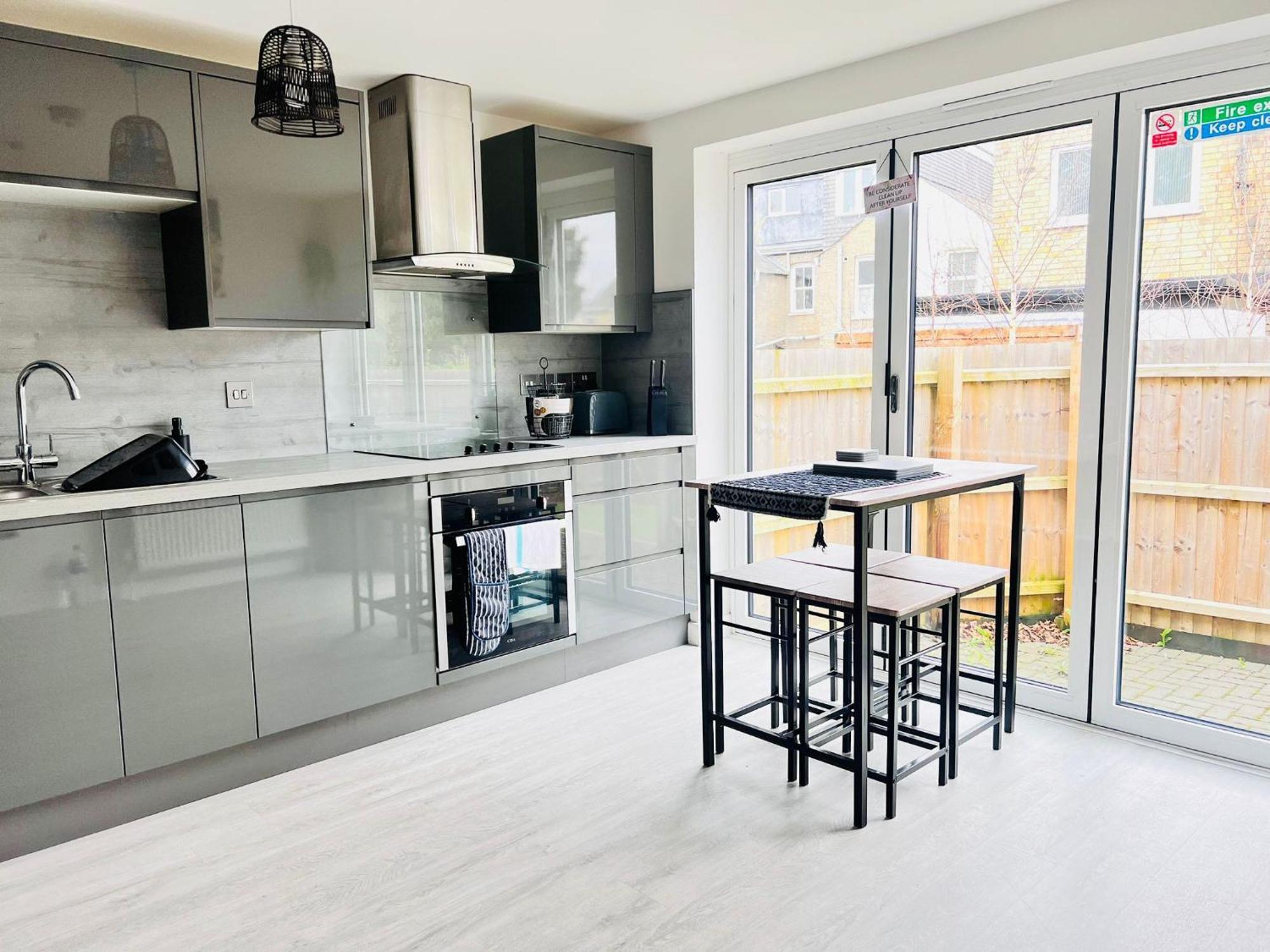 Spacious 4 Bedroom, Wi-fi, 2 Gardens, Sleeps 8 - Amethyst *
