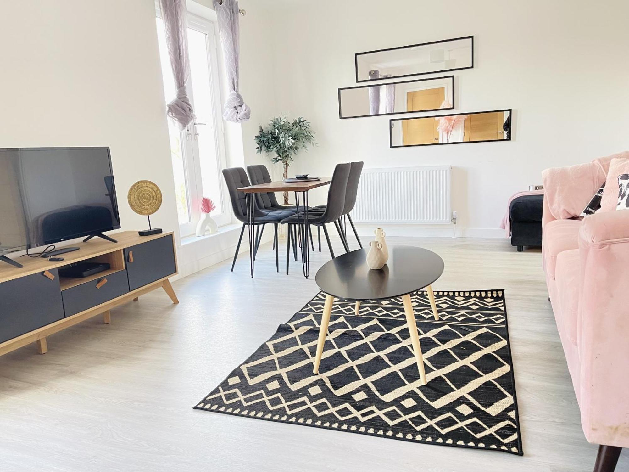 Spacious 4 Bedroom, Wi-fi, 2 Gardens, Sleeps 8 - Amethyst