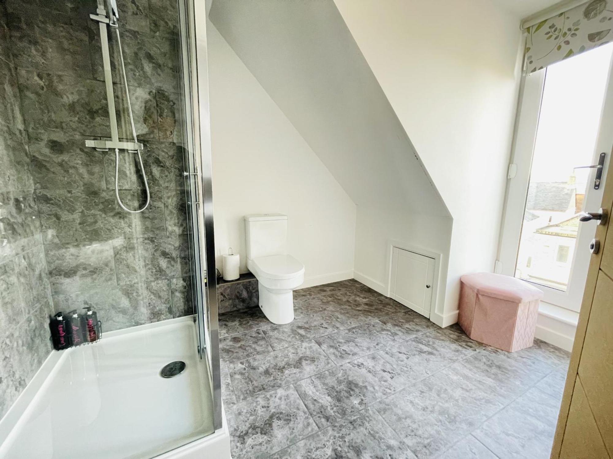Spacious 4 Bedroom, Wi-fi, 2 Gardens, Sleeps 8 - Amethyst Holiday home *