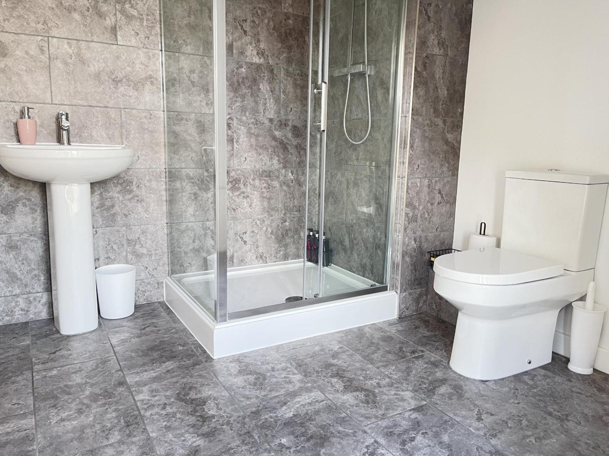 Spacious 4 Bedroom, Wi-fi, 2 Gardens, Sleeps 8 - Amethyst Cambridge (Cambridgeshire)