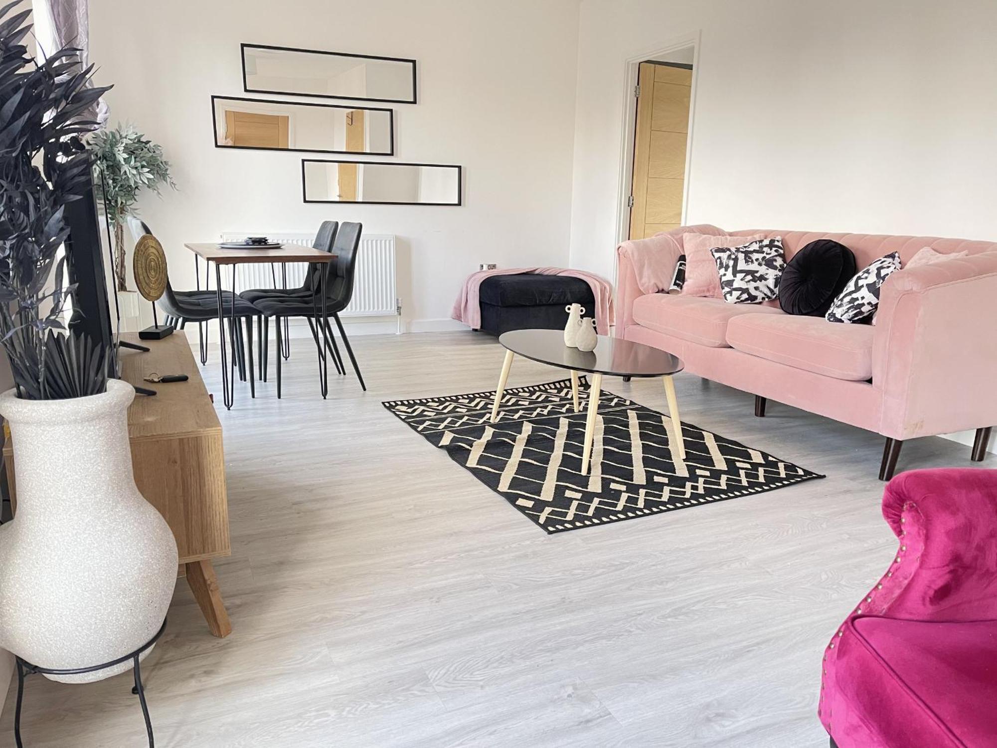 Holiday home Spacious 4 Bedroom, Wi-fi, 2 Gardens, Sleeps 8 - Amethyst *
