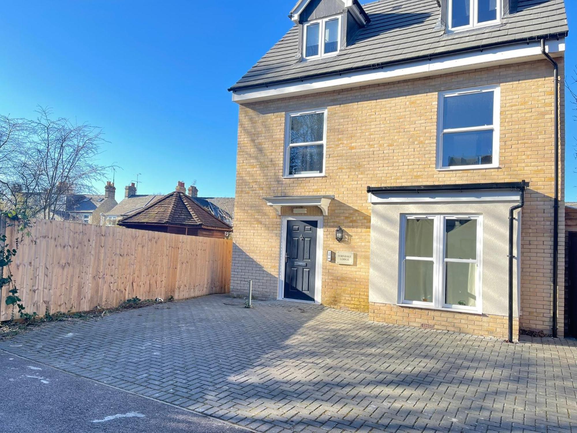 Spacious 4 Bedroom, Wi-fi, 2 Gardens, Sleeps 8 - Amethyst Holiday home *