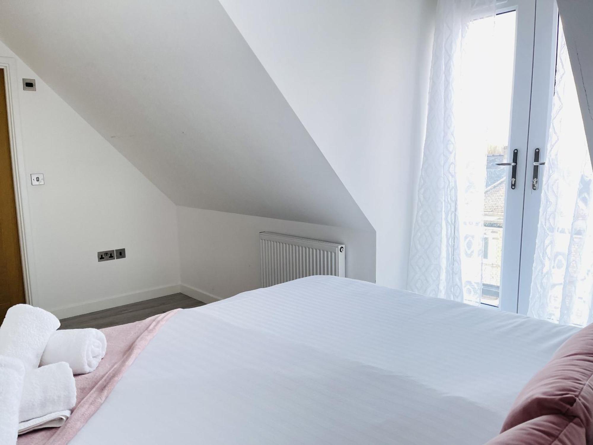 Casa de férias Spacious 4 Bedroom, Wi-fi, 2 Gardens, Sleeps 8 - Amethyst *