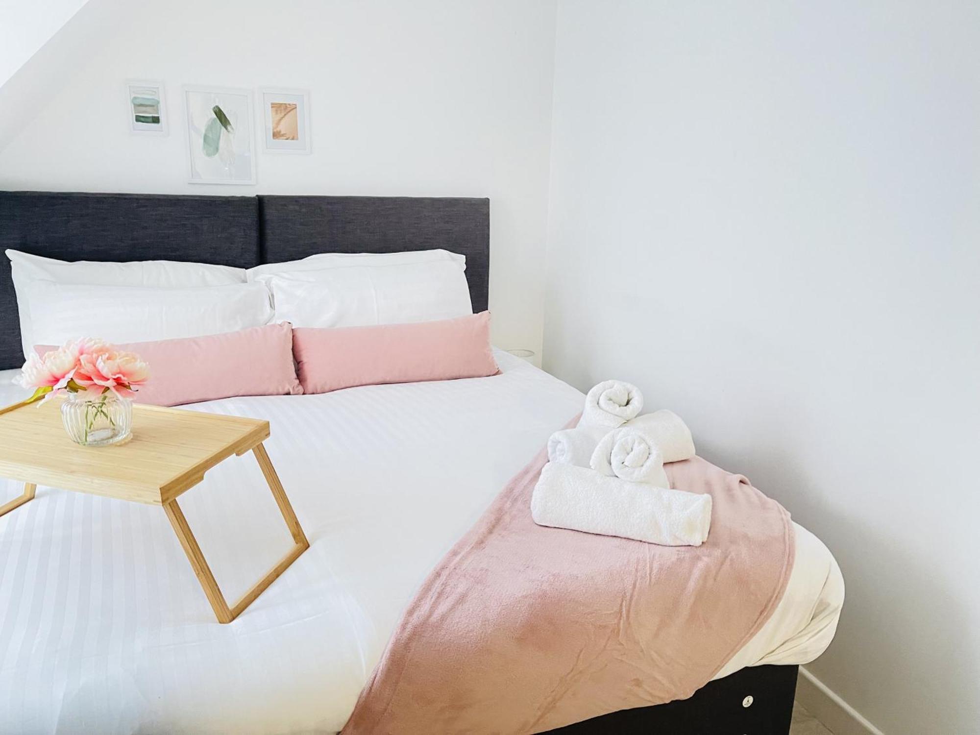 Spacious 4 Bedroom, Wi-fi, 2 Gardens, Sleeps 8 - Amethyst Casa de férias *