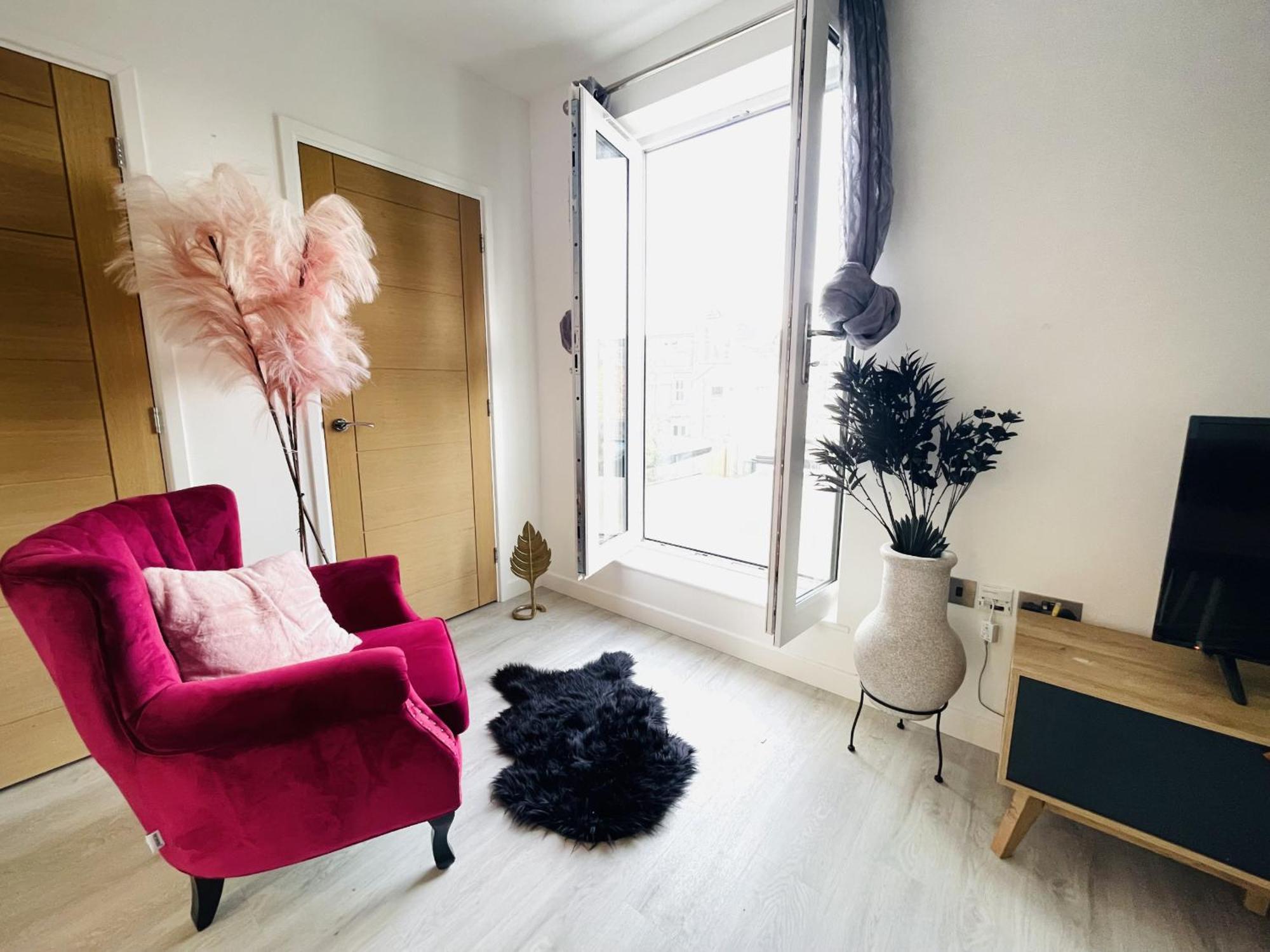 Spacious 4 Bedroom, Wi-fi, 2 Gardens, Sleeps 8 - Amethyst * Cambridge