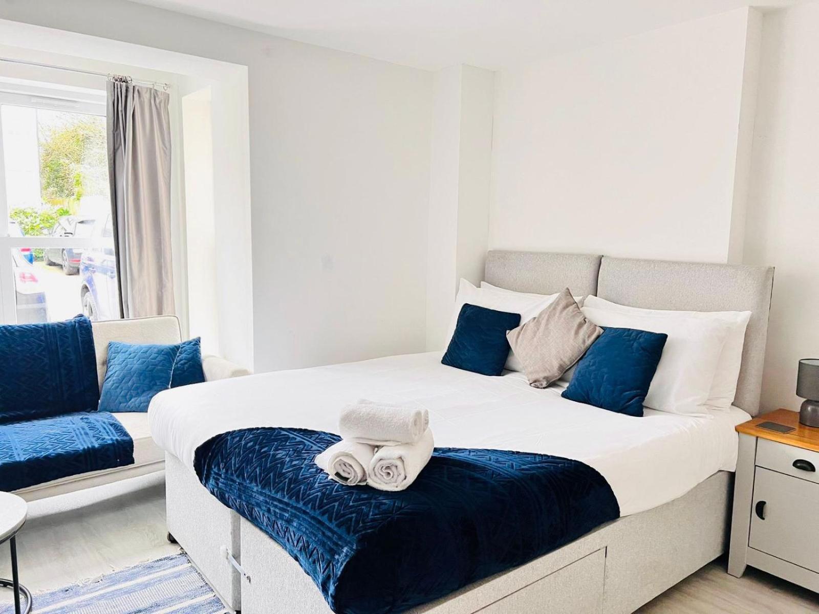 Spacious 4 Bedroom, Wi-fi, 2 Gardens, Sleeps 8 - Amethyst *