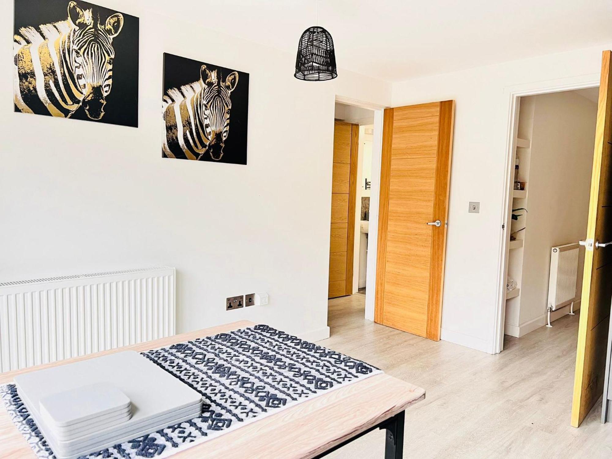 Casa de férias Spacious 4 Bedroom, Wi-fi, 2 Gardens, Sleeps 8 - Amethyst Cambridge