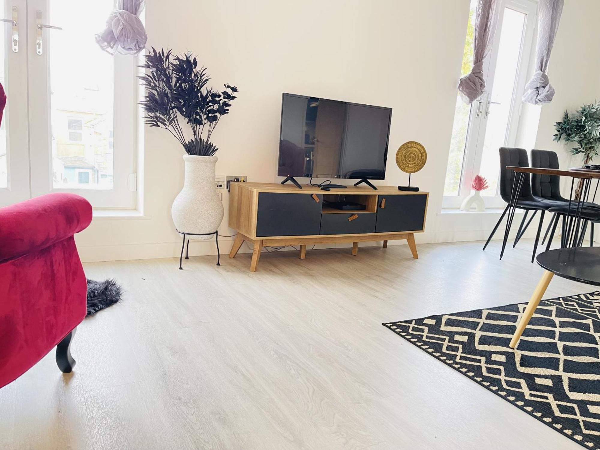 Spacious 4 Bedroom, Wi-fi, 2 Gardens, Sleeps 8 - Amethyst * Cambridge