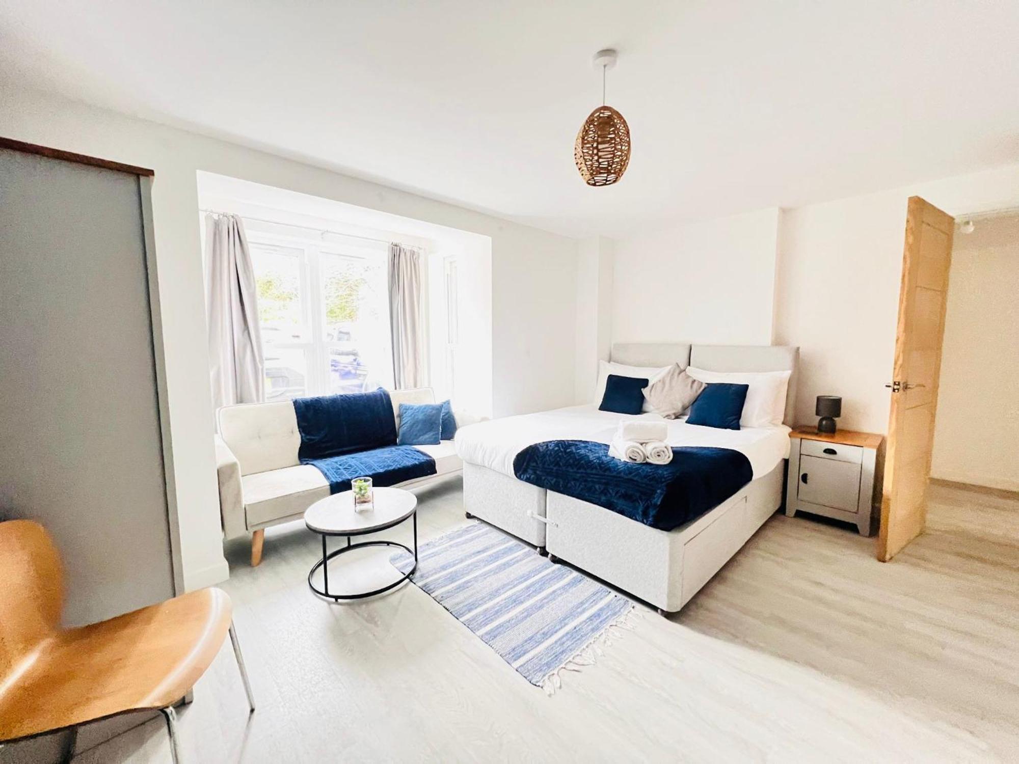 Spacious 4 Bedroom, Wi-fi, 2 Gardens, Sleeps 8 - Amethyst